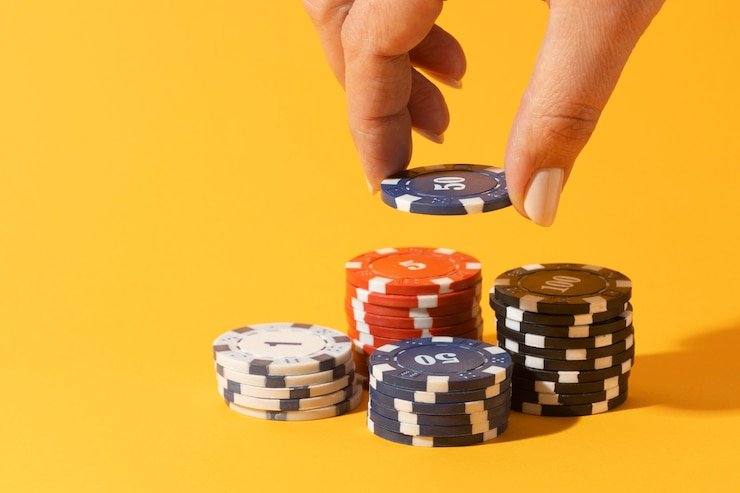 Tampilan meja Infinite Blackjack di metrik slot dengan dealer langsung dan kartu fisik